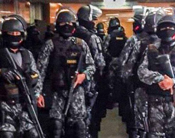 Polícia recebe servidores com gás de pimenta