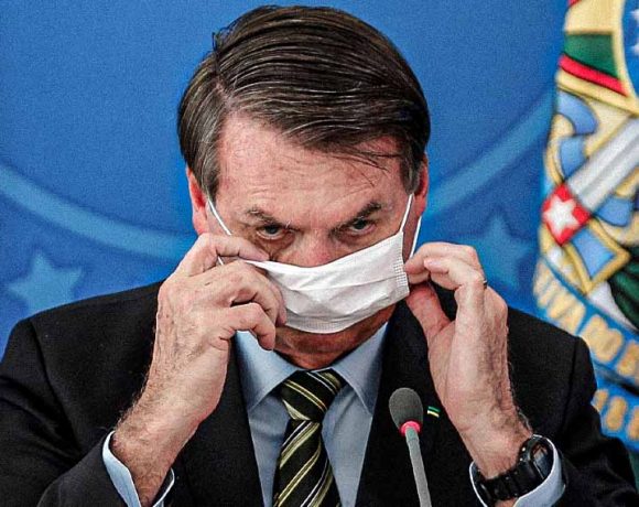 Bolsonaro se nega a provar que ele não tem coronavírus