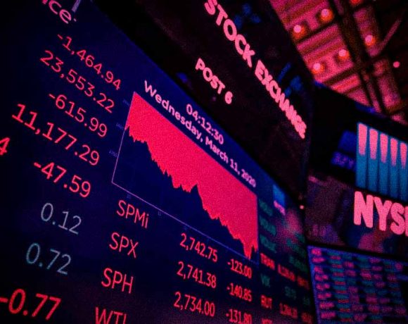 Bolsa despenca e dólar passa dos 5 reais