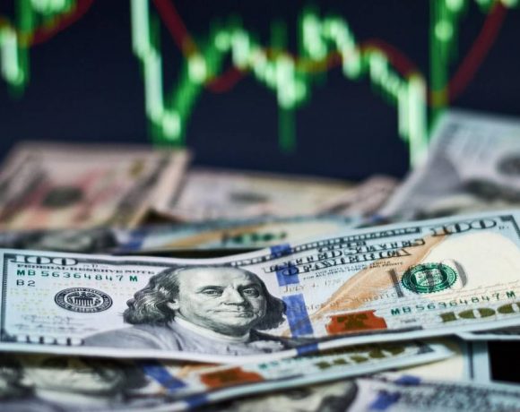 Dólar fecha o dia acima dos 5 reais pela primeira vez na história
