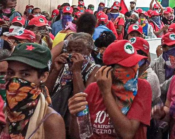 Mulheres do MST ocupam prédio do Ministério da Agricultura
