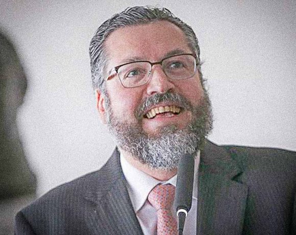 Chanceler brasileiro diz que vírus tem outro nome: "comunavírus"
