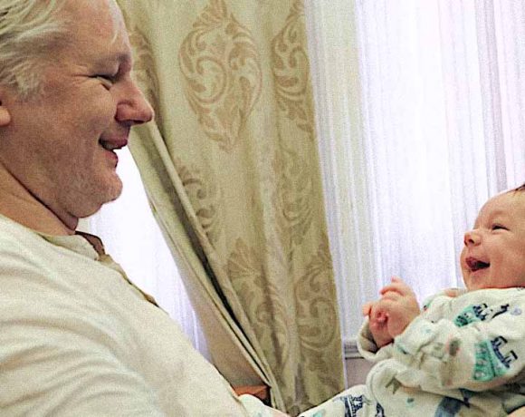 Enquanto esteve asilado, Assange tornou-se pai de dois filhos