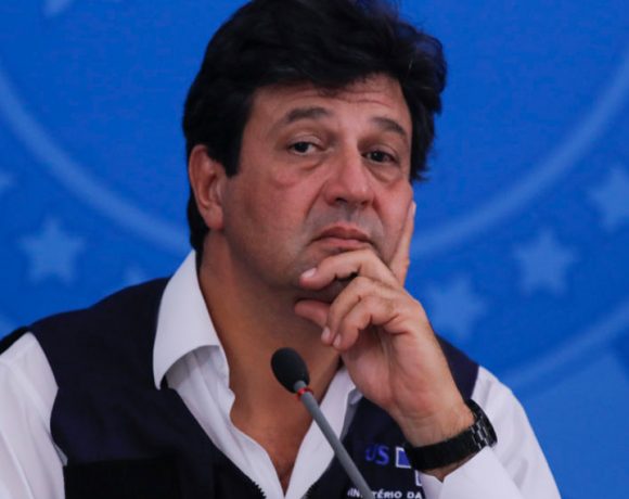 Mandetta perde a batalha com Bolsonaro e é demitido do ministério da Saúde