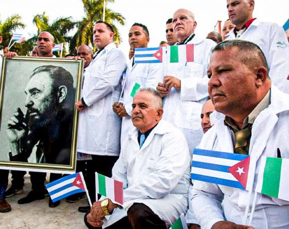 Quem são os médicos cubanos que combatem o Coronavírus por todo o planeta