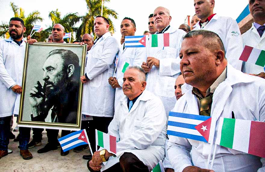 Quem são os médicos cubanos que combatem o Coronavírus por todo o planeta