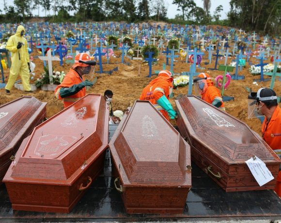 Brasil ultrapassa mil mortos sem ministro. Trump ameaça suspender voos para o país.