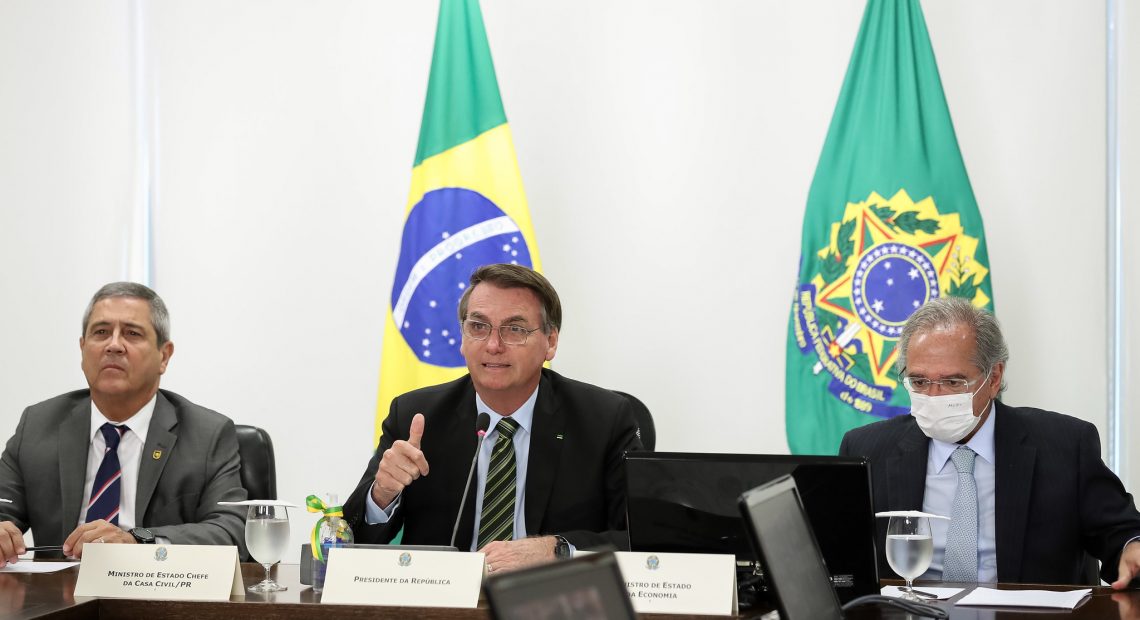 Eufórico, Bolsonaro brinca em videoconferência, insiste na cloroquina e diz que voltou a namorar Rodrigo Maia
