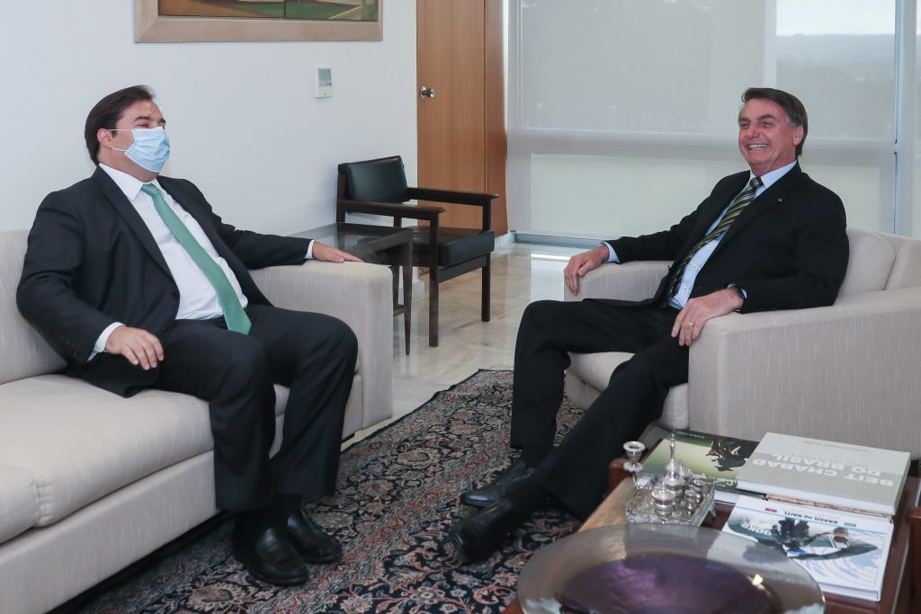Eufórico, Bolsonaro brinca em videoconferência, insiste na cloroquina e diz que voltou a namorar Rodrigo Maia