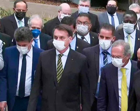 Bolsonaro vai a pé com empresários ao STF pedir flexibilização
