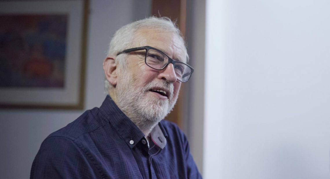 Jeremy Corbyn sai em defesa do povo brasileiro contra a negligência de Bolsonaro