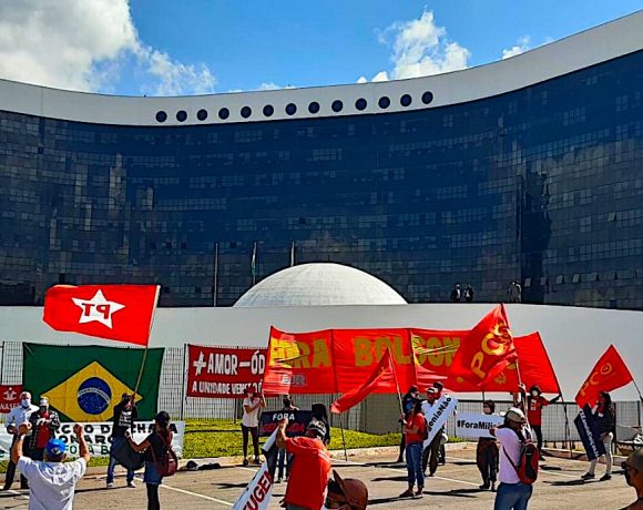 Comitê Popular Fora Bolsonaro realiza ato na porta do Tribunal Superior Eleitoral pela anulação da chapa Bolsonaro-Mourão.