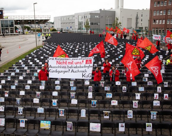 O sindicato alemão IG Metall instalou 2 mil cadeiras com fotos de operários, em frente à fábrica da Airbus em Hamburgo, em um protesto contra o plano de demissão de dois mil funcionários. Foto Morris Mac Matzen/AFP