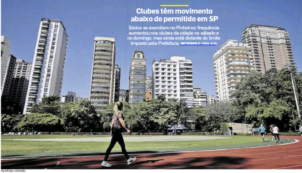 Mulher caminha no Parque Pinheiros, em São Paulo (Estadão)