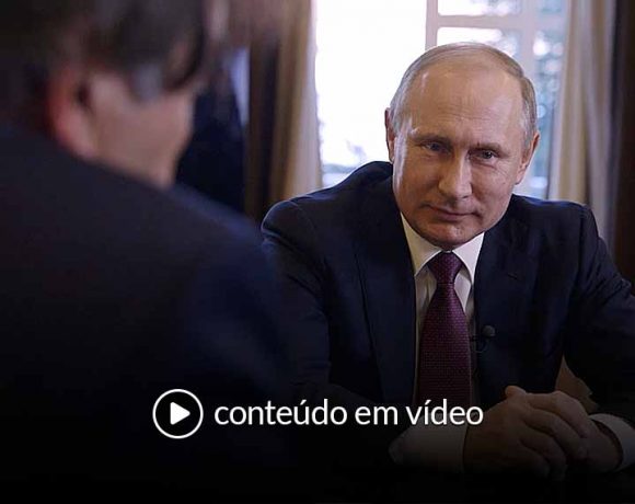 Oliver Stone a Putin: "Você hackeou as eleições nos EUA?".