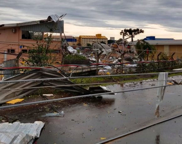 Tempestade com ventos de mais de 100 km/h provocam mortes e estragos em Santa Catarina, nesta quarta-feira (1).