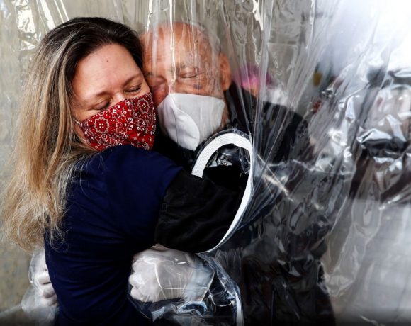 Depois de cem dias separada do pai de 82 anos, a paulistana Maria Paula Moraes decidiu dar aquele abraço especial nele, todo forrado por um plástico. A foto de Sebastião Moreira foi publicada no site da revista alemã Der Spiegel.