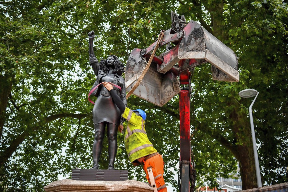Durou pouco no pedestal em uma praça em Bristol, no Reino Unido, a estátua de uma mulher representando uma jovem negra que participou das manifestações do movimento "Black Lives Matter". A estátua que substituiu Edward Colston, um comerciante de escravos do século XVII, foi retirada pela prefeitura da cidade, alegando que o artista Marc Quinn não pediu autorização para instalar a obra em praça pública. Mas a luta continua.