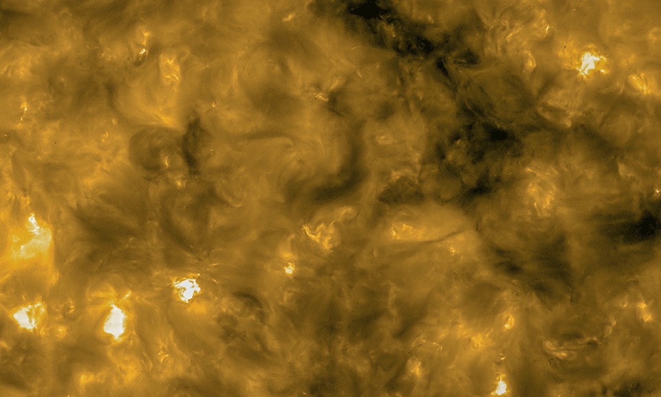 A Agência Espacial Europeia divulgou novas fotos do Sol, enviadas pela sonda Solar Orbiter (SolO), feitas a 77 milhões de quilômetros da superfície, as mais próximas que já se fez do astro.