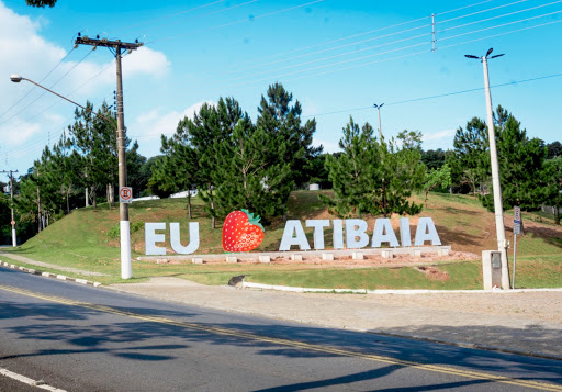 A cidade paulista de Atibaia é conhecida por ser a "capital do morango". Realmente, os morangos de Atibaia são deliciosos. Mas a cidade só foi parar nas manchetes dos principais jornais do país depois que o ex-juiz e ex-ministro da Justiça, Sergio Moro, enfiou na cabeça que o ex-presidente Lula tinha um sítio por lá. No mês passado, Atibaia voltou às manchetes porque lá estava escondido no sítio do ex-advogado da família Bolsonaro, ninguém menos que Fabricio Queiroz, o rei da rachadinha. Na noite de quarta-feira (22), Atibaia voltou novamente às manchetes dos principais sites de notícia porque foi lá que alguém cravou no volante do concurso 2.282 os números 12-27-30-36-45 e 52 e faturou sozinho o prêmio de 28 milhões 456 mil 665 reais e ainda 8 centavos da Mega Sena.