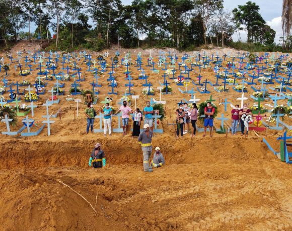 Com 1.233 mortes por Covid-19 nas últimas 24 horas, Brasil passa EUA e México e é o primeiro do mundo em óbitos