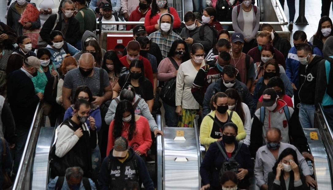 Com afrouxamento de controles, Brasil bate recordes de contaminações e de mortes por Covid-19