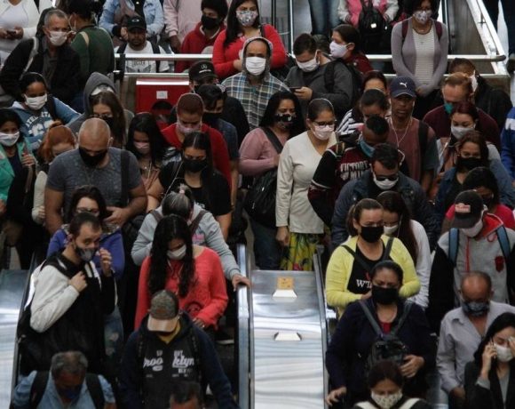 Com afrouxamento de controles, Brasil bate recordes de contaminações e de mortes por Covid-19
